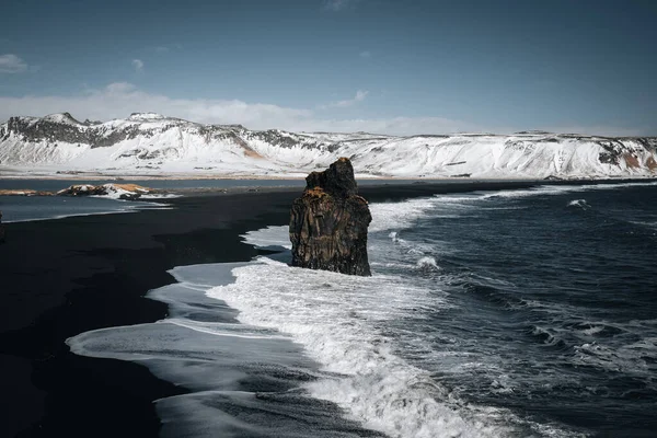 Paisaje Invernal Dramático Playa Islandesa Arena Negra Reynisfjara Cerca Ciudad — Foto de Stock