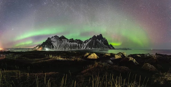 Vestrahorn Stockknes Cordilheira Com Aurora Boreal Reflexão Praia Islândia Dos — Fotografia de Stock