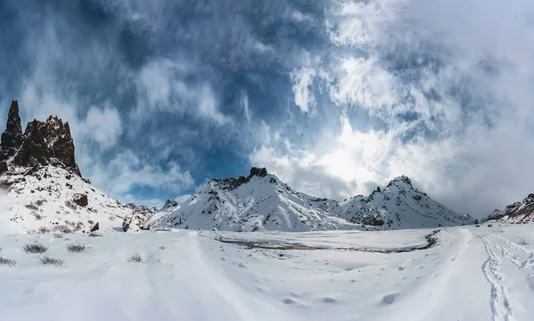 Gyönyörű panorámakép a jéghegyekben, havas hegyekkel és kék égbolttal. Izland, Felföld, expedíció. — Stock Fotó