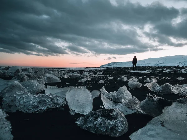 Landschap uitzicht op de verbazingwekkende Jokulsarlon strand Diamond Beach met gigantische ijsrotsen op de Lava Black Beach, schitteren als Crystal Diamond Under Sunrise, Glacier Lagoon Jokulsarlon, IJsland — Stockfoto