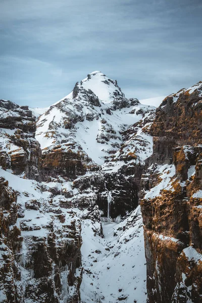 A titkos kanyon neve Mulagljufur kanyon Dél-Izlandon. Vízesés a hegytető alatt télen és hótájban. A legjobb turisztikai célpont. Délkelet-Izland, Európa — Stock Fotó