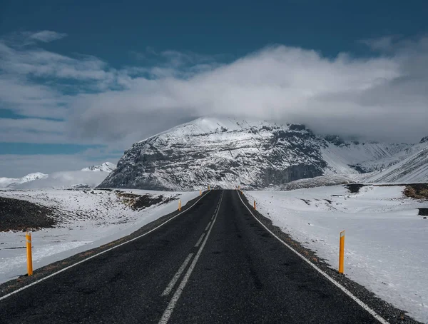 Rua rodovia anel estrada No.1 na Islândia, com vista para a montanha. Lado sul do país. — Fotografia de Stock