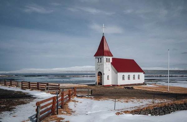 Iglesia rural islandesa típica bajo un cielo azul nublado en invierno con nieve. Disparo horizontal. — Foto de Stock