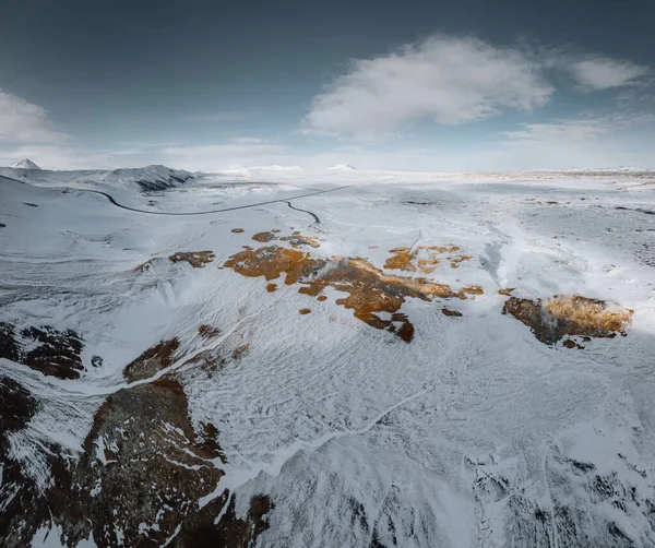 Légi drónkép Hverirről télen Hófehérkével. Az izlandi Hverarond geotermikus terület az izlandi Myvatnban. Hverir híres turisztikai célpont közelében található Lake Myvatn, Krafla északkeleti régióban — Stock Fotó