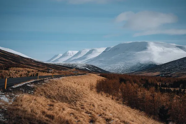 Szcenírozott kilátás hó borította hegyek és fjordok mentén Ring Road az Eastfjordsban Izland — Stock Fotó