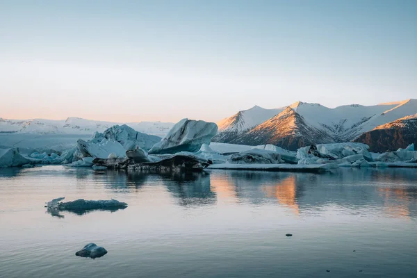 Panorama de drones aéreos del famoso lago Joekulsarlon laguna glacial y playa de diamantes con sus icebergs y témpanos de hielo en Islandia durante el atardecer en invierno. — Foto de Stock