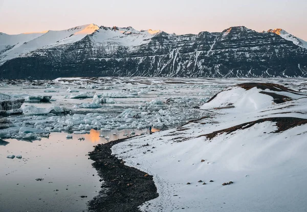 Panorama drona lotnicza słynnego jeziora Joekulsarlon laguny lodowej i diamentowej plaży z góry lodowej i kry lodowej w Islandii podczas zachodu słońca w zimie. — Zdjęcie stockowe