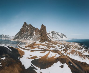 Hvalnes yarımadasında, İzlanda 'da Eystrahorn Dağı' nı kaplayan kar manzaralı bir hava aracı..