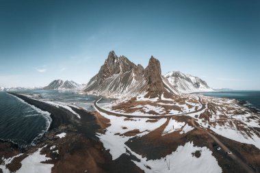 Hvalnes yarımadasında, İzlanda 'da Eystrahorn Dağı' nı kaplayan kar manzaralı bir hava aracı..