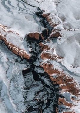Kışın Fjadrargljufur Kanyonu ve Fjadra Nehri 'nin hava aracı manzarası. Beyaz kar ve mavi nehir. Reykjavik yakınlarındaki İzlanda.