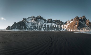 Günbatımı pistinin hava aracı görüntüsü ve İzlanda 'daki Stoksnes Burnu' ndaki Vestrahorn Dağı 'nın muhteşem yansıması. Güzel kar kaplı dağlar. Yer: Stoksnes Pelerini, Vestrahorn Batman Dağı
