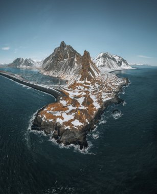 İzlanda 'nın Hvalnes yarımadasındaki Eystrahorn dağının insansız hava aracı görüntüsü