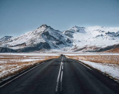 İzlanda 'da bir numaralı cadde çevre yolu. Dağ manzaralı. Ülkenin güneyinde. Yolculuk konsepti.