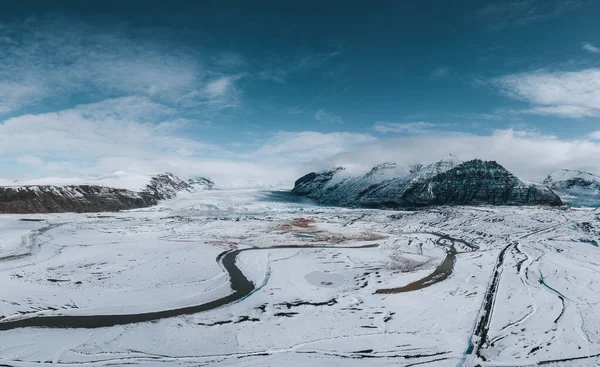 Légi drón panoráma Izlandról Glacier Svinafellsjokul és Vatnajokull Dél-Izlandon. Kék ég egy napos téli napon, hóral és jéggel.. — Stock Fotó