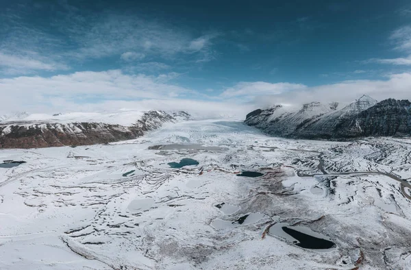 Панорама повітряних дронів Ісландського льодовика Svinafellsjokul і Vatnajokull в Південній Ісландії. Синє небо в сонячний зимовий день зі снігом і льодом.. — стокове фото
