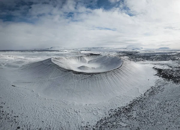 Aerial drone panorama havas téli táj kilátás hatalmas vulkán kúp Hverfjall közelében Myvatn Reykjahlid Észak-Izland Európa — Stock Fotó