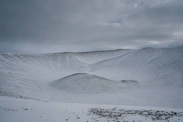 Aerial drone panorama havas téli táj kilátás hatalmas vulkán kúp Hverfjall közelében Myvatn Reykjahlid Észak-Izland Európa — Stock Fotó