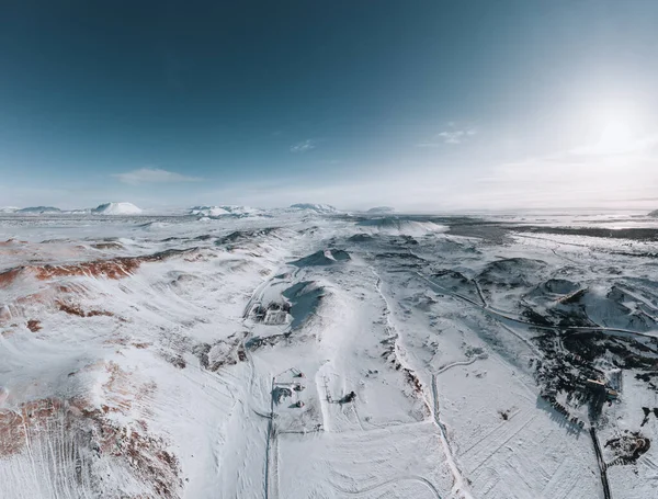 Flygdrönare panorama snöig vinter landskap utsikt över stora vulkanen kon krater Hverfjall nära Myvatn Reykjahlid norra Island Europa — Stockfoto