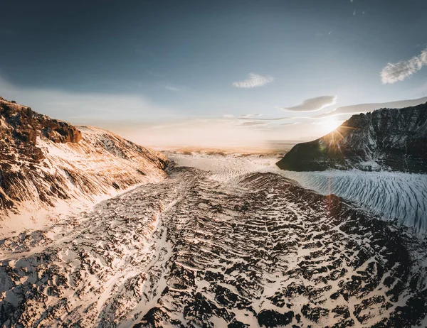 空中无人侦察机俯瞰冰川冰原、斯维纳费尔、乔克尔和瓦特纳科克赫尔。夕阳西下,天空美丽,云彩晶莹.融化的冰、气候变化和全球变暖概念 — 图库照片