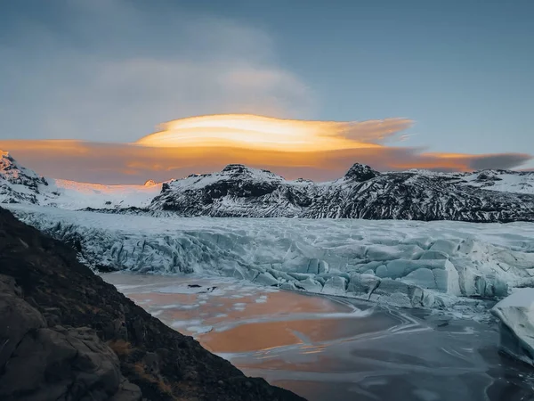 Flygdrönare panorama ovanifrån glaciär island svinafellsjoekull och Vatnakokull. Solnedgång med vacker himmel och lenticular moln. Smältande is, klimatförändringar och globalt uppvärmningskoncept — Stockfoto