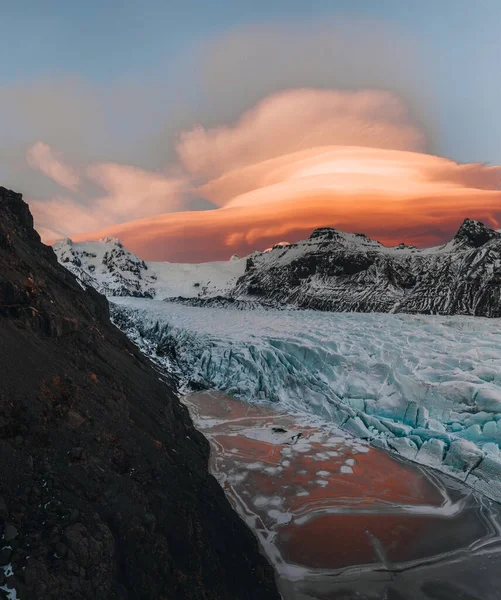 Aerial drone panorama vista superior glaciar iceland svinafellsjoekull y Vatnakokull. Puesta de sol con cielo hermoso y nubes lenticulares. Derretimiento del hielo, el cambio climático y el concepto de calentamiento global —  Fotos de Stock