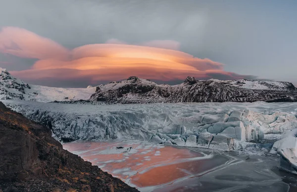 Hava aracı panorama, buzul manzaralı Svinafellsjoekull ve Vatnakokull. Güzel gökyüzü ve merceksi bulutlarla gün batımı. Eriyen Buz, İklim Değişikliği ve Küresel Isınma Konsepti — Stok fotoğraf