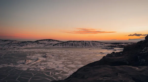 Aerial drone panorama top view gleccser iceland svinafellsjoekull és Vatnakokull. Naplemente gyönyörű égbolttal és lencsefelhőkkel. Az olvadó jég, az éghajlatváltozás és a globális felmelegedés koncepciója — Stock Fotó