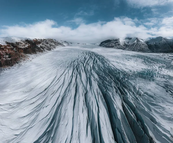 Flygdrönare panorama ovanifrån glaciär island svinafellsjoekull, smältande is, klimatförändringar och global uppvärmningskoncept — Stockfoto