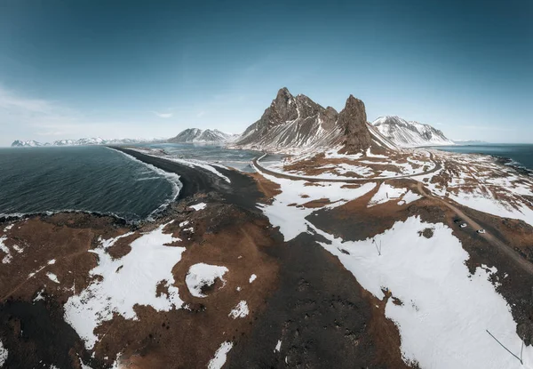Vue Aérienne D'un Panorama Drone D'une Montagne D'eystrahorn Couverte De Neige En Islande à La Péninsule De Hvalnes Avec Plage De Sable Noir. — Photo