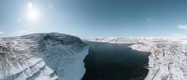 アイスランドの西フィヨルド山脈の空中ドローンパノラマビュー。アイスランドのウェストフィヨルド地域の青い空。上からの自然景観. — ストック写真