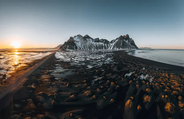 İzlanda 'da gün batımında renkli dramatik gökyüzü olan ünlü Stoksnes pelerini ve Vestrahorn Dağı' nın hava aracı manzarası. Manzara fotoğrafçıları için ikonik bir yer. İnanılmaz doğa manzarası. — Stok fotoğraf