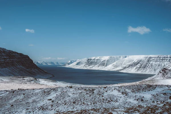 Pohled na kaskádový vodopád Dynjandi s ledovým kaňonem v popředí. Modrá obloha. Westfjords na západním Islandu — Stock fotografie