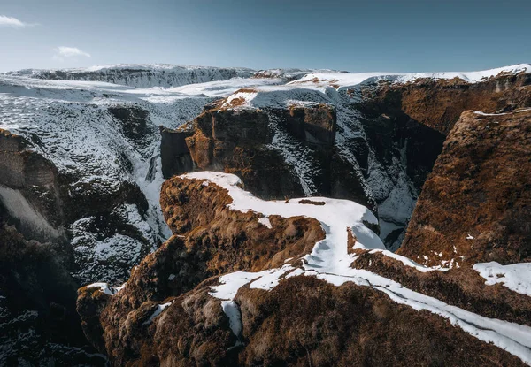 Letecký pohled na kaňon Fjadrargljufur a řeku Fjadra v zimě. Bílý sníh a modrá řeka. Island u Reykjavíku. — Stock fotografie