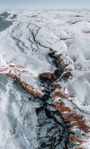 Aerial Drone kilátás Fjadrargljufur kanyon és Fjadra folyó télen. Fehér hó és kék folyó. Izland közelében Reykjavik. — Stock Fotó