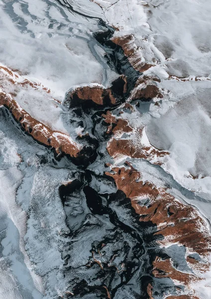 Aerial Drone kilátás Fjadrargljufur kanyon és Fjadra folyó télen. Fehér hó és kék folyó. Izland közelében Reykjavik. — Stock Fotó