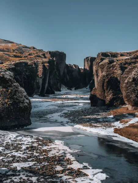 Vista aérea del dron del cañón de Fjadrargljufur y el río Fjadra en invierno. Nieve blanca y río azul. Islandia cerca de Reikiavik. — Foto de Stock