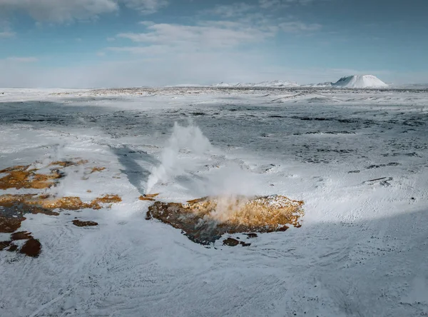 Vista aérea do drone de Hverir no inverno com neve. O Hverarond islandês é uma área geotérmica em Myvatn, Islândia. Hverir é um famoso destino turístico localizado perto do Lago Myvatn, região nordeste de Krafla — Fotografia de Stock