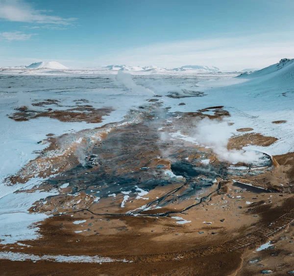 在冬季与雪的空中俯瞰Hverir 。冰岛Hverarond是冰岛Myvatn的地热区。Hverir是位于Krafla东北部Myvatn湖附近的一个著名旅游胜地 — 图库照片