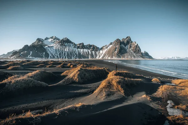 아이슬란드 스토크 스 의 스토크 스 케이프에 있는 베스 트라 호른 해산의 웅장 한 모습 이 공중에서 촬영되었다. 장소 : Stokksnes cape, Vestrahorn Batman Mount, Iceland, Europe. — 스톡 사진