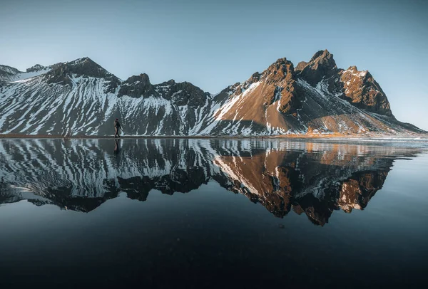 Drohnenaufnahme des Runrise des Sonnenuntergangs und der herrlichen Reflexion des Vestrahorns auf dem Kap Stokksnes in Island. Schöne schneebedeckte Berge. Standort: Kap Stokksnes, Vestrahorn Batman Mount — Stockfoto