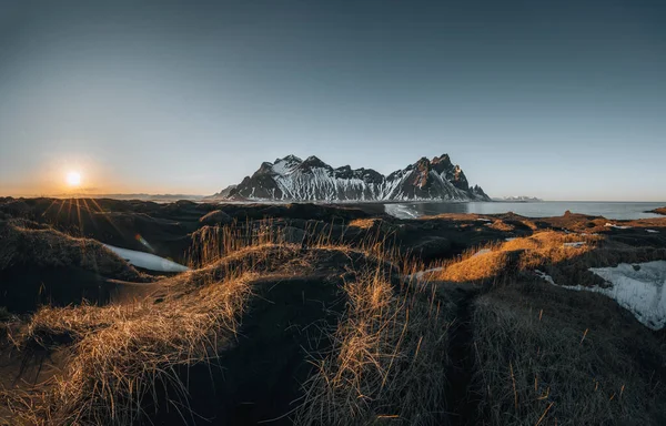 Günbatımı pistinin hava aracı görüntüsü ve İzlanda 'daki Stoksnes Burnu' ndaki Vestrahorn Dağı 'nın muhteşem yansıması. Güzel kar kaplı dağlar. Yer: Stoksnes Pelerini, Vestrahorn Batman Dağı — Stok fotoğraf