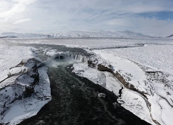 Снимок водопада Годафосс, Исландия, сделанный под высоким углом. Вид с воздуха на мощный каскад, речные и снежные породы. Поздняя осень, ранняя зима. — стоковое фото