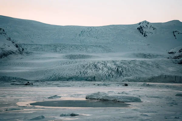 Frozen Fjallsarlon glacier lagoon in Vatnajokull National Park druing sunset with blue sky in winter. Iceland nature affected by global warming. — 스톡 사진