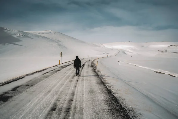 Homme marchant dans la neige fraîche laissant des traces. Journée d'hiver parfaite avec ciel bleu et soleil. Sports d'hiver et concept de randonnée. Photo prise en Islande près d'Akureyri et Myvatn. — Photo