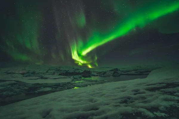 Northern Lights e Aurora Borealis sobre a Lagoa do Glaciar Joekulsarlon na Islândia do Sul — Fotografia de Stock