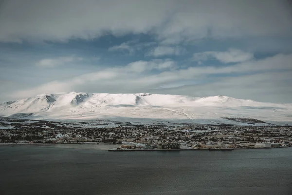 Panoramatický výhled na město Akureyri na Islandu během zimy se sněhem ve fjordech a horách. — Stock fotografie