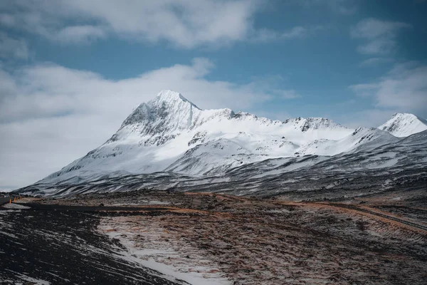 Vue panoramique montagnes enneigées et fjords le long du périphérique dans les fjords de l'Est de l'Islande — Photo