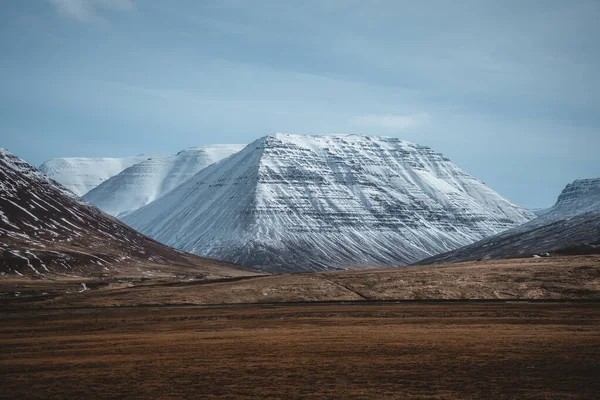 Vista panoramica montagne innevate e fiordi lungo la tangenziale nei fiordi orientali dell'Islanda — Foto Stock