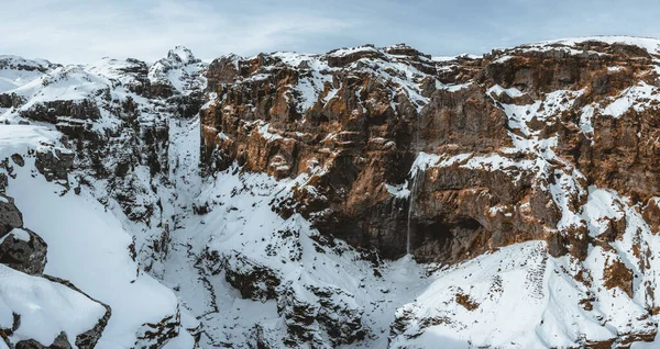 Tajný kaňon jménem Mulagljufurský kaňon na Jižním Islandu. Vodopád pod vrcholkem hory v zimě a zasněžená krajina. Nejlepší turistická destinace. Jihovýchod Islandu, Evropa — Stock fotografie