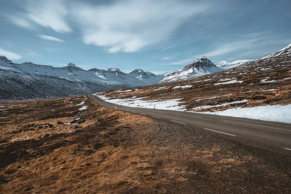 Rue Highway Ring Road No. 1 en Islande, avec vue vers l'est et la montagne. Côté Est si le pays. Concept de voyage sur route. — Photo